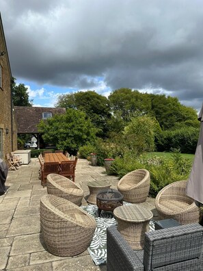 Outdoor dining - Victorian House & Barn, Hot Tub, Gym, Games Room (Hardington Mandeville)