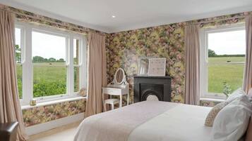 7 chambres, bureau, fer et planche Ă repasser, lit parapluie