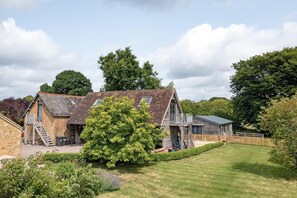 Exterior - Victorian House & Barn, Hot Tub, Gym, Games Room (Hardington Mandeville)
