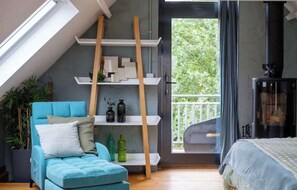 7 bedrooms, desk, iron/ironing board, travel cot