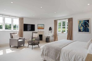 7 bedrooms, desk, iron/ironing board, travel cot - Victorian House & Barn, Hot Tub, Gym, Games Room (Hardington Mandeville)