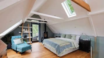 7 bedrooms, desk, iron/ironing board, travel crib