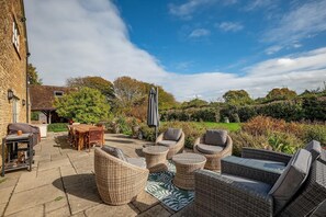 Outdoor dining - Victorian House & Barn, Hot Tub, Gym, Games Room (Hardington Mandeville)