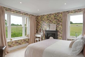 7 makuuhuonetta, työpöytä, silitysrauta/-lauta, vauvan matkasänky