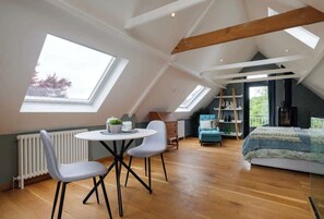 7 bedrooms, desk, iron/ironing board, travel crib