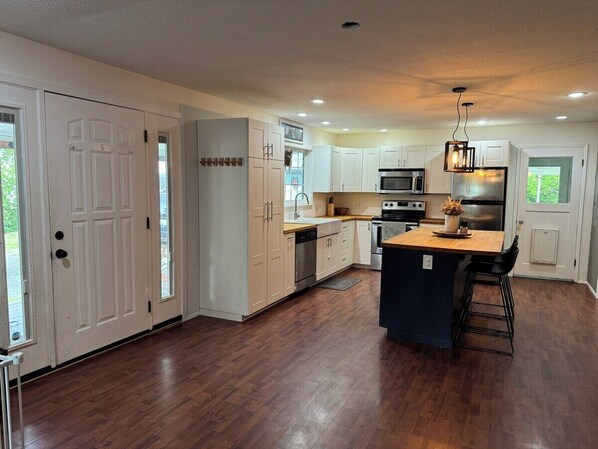 Fridge, microwave, stovetop, dishwasher