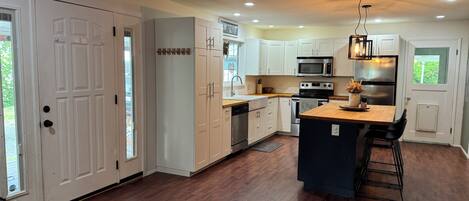 Kylskåp, mikrovågsugn, spishäll och diskmaskin