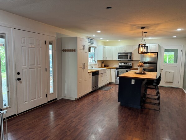 Fridge, microwave, stovetop, dishwasher