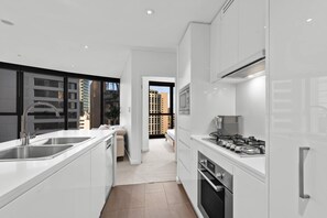 Réfrigérateur, four à micro-ondes, un four, surface de cuisson