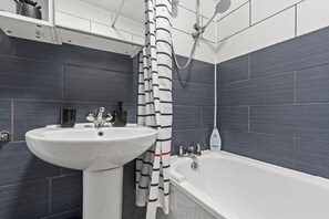 Hårtork, handdukar, tvål och toalettpapper