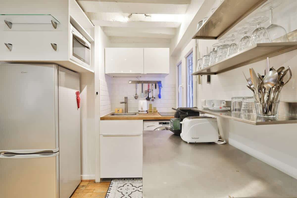 Réfrigérateur, micro-ondes, plaque de cuisson, cafetière/bouilloire