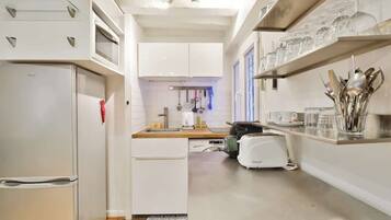 Réfrigérateur, micro-ondes, plaque de cuisson, cafetiÚre/bouilloire