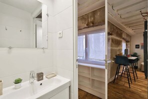 Suihku, hiustenkuivaaja