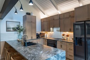 Fridge, microwave, oven, stovetop - Sleeps 10~Stunning Views~Private Sauna~Fireplace (Sugar Mountain)