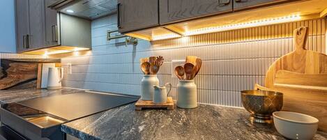 冰箱、微波炉、烤箱、炉灶