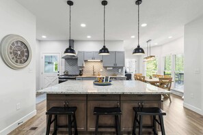 Kylskåp, mikrovågsugn, ugn och spishäll