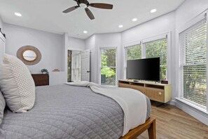 5 Schlafzimmer, Schreibtisch, Bügeleisen/Bügelbrett, Reisekinderbett