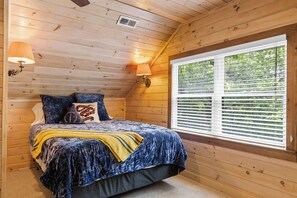 5 sovrum, skrivbord, strykjärn/strykbräda och resesäng