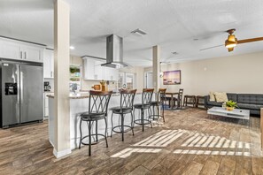 Interior - 9 mins to Beach~Pool~Fire Pit~Sleeps 10 (Seminole)