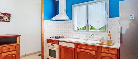 雪櫃、微波爐、焗爐、洗碗機