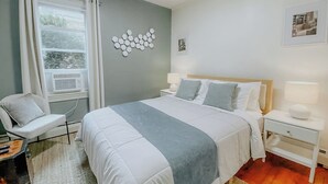 2 bedrooms, iron/ironing board, WiFi, bed sheets - Charming 2-bedroom house super close to Brown & RISD, Wayland Square (Providence)