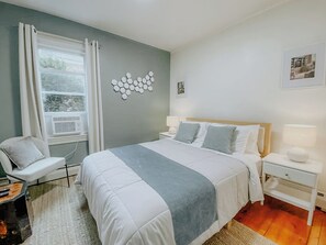 2 bedrooms, iron/ironing board, WiFi, bed sheets - Charming 2-bedroom house super close to Brown & RISD, Wayland Square (Providence)