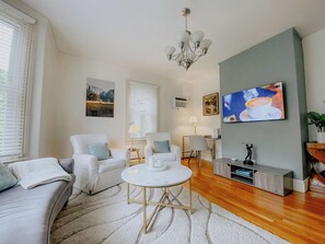 Living area - Charming 2-bedroom house super close to Brown & RISD, Wayland Square (Providence)