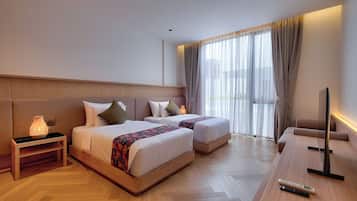 Escritorio, wifi gratis y ropa de cama