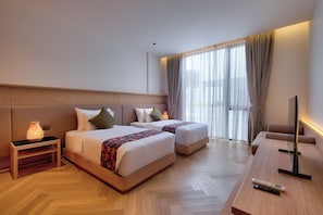 Escritorio, wifi gratis y ropa de cama