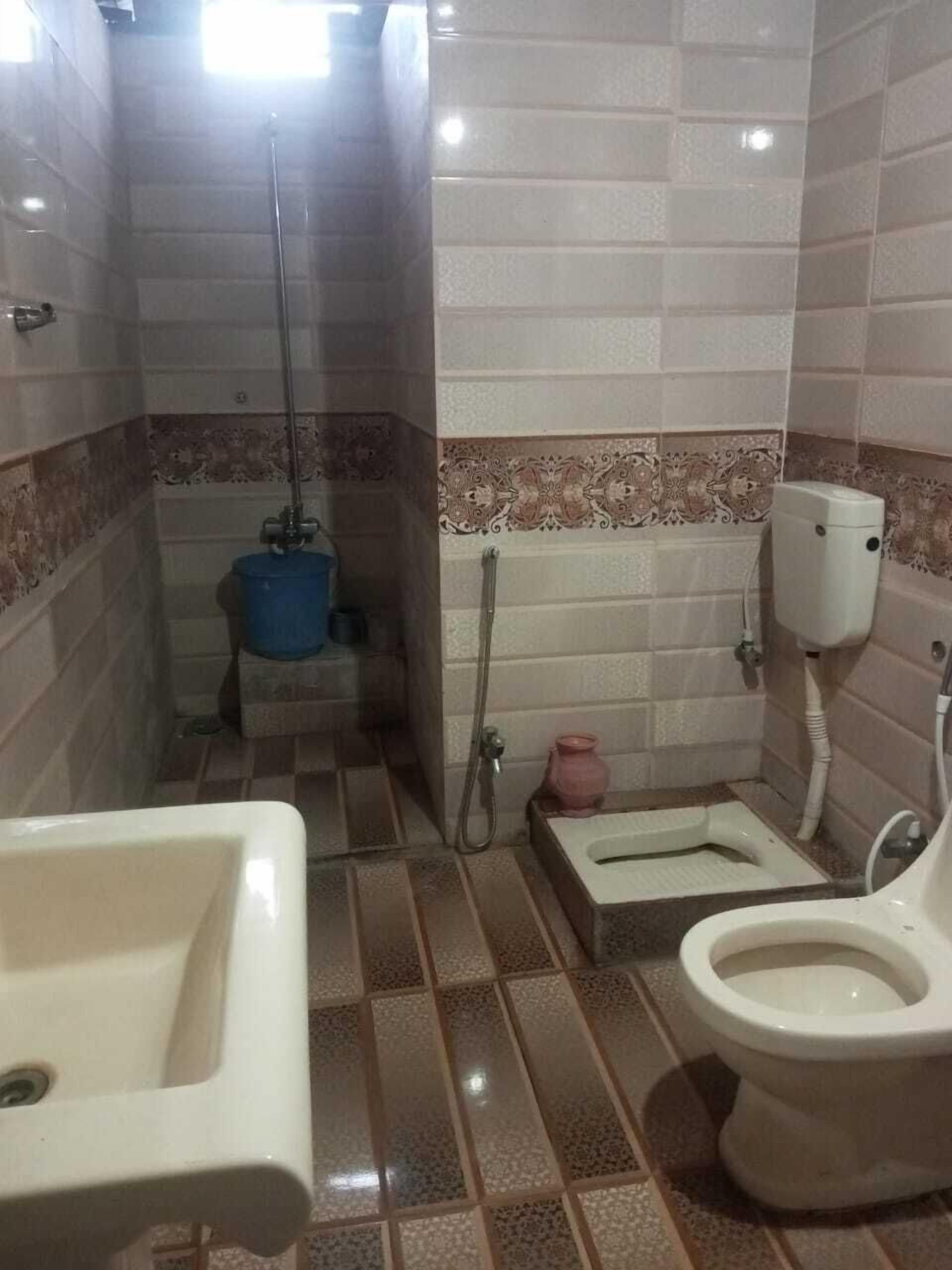 Suite | Bathroom | Shower, towels, soap, toilet paper