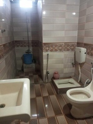 Suite | Bathroom | Shower, towels, soap, toilet paper - Pleasant View Murree (Murree)