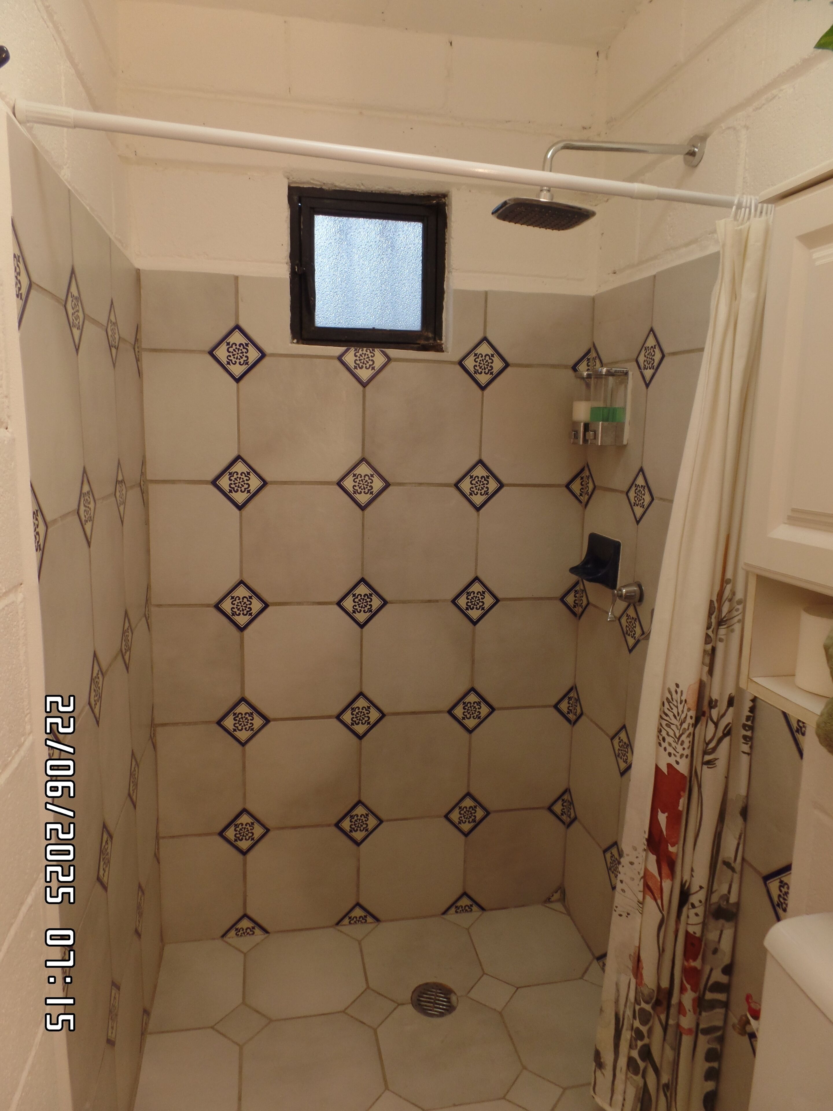 Douche, sèche-cheveux, serviettes fournies, savon