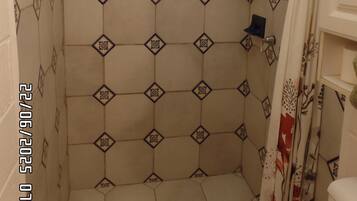 Een douche, een haardroger, handdoeken, zeep