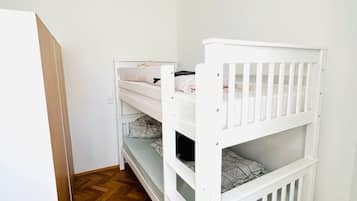 1 habitación, escritorio, tabla de planchar con plancha y wifi