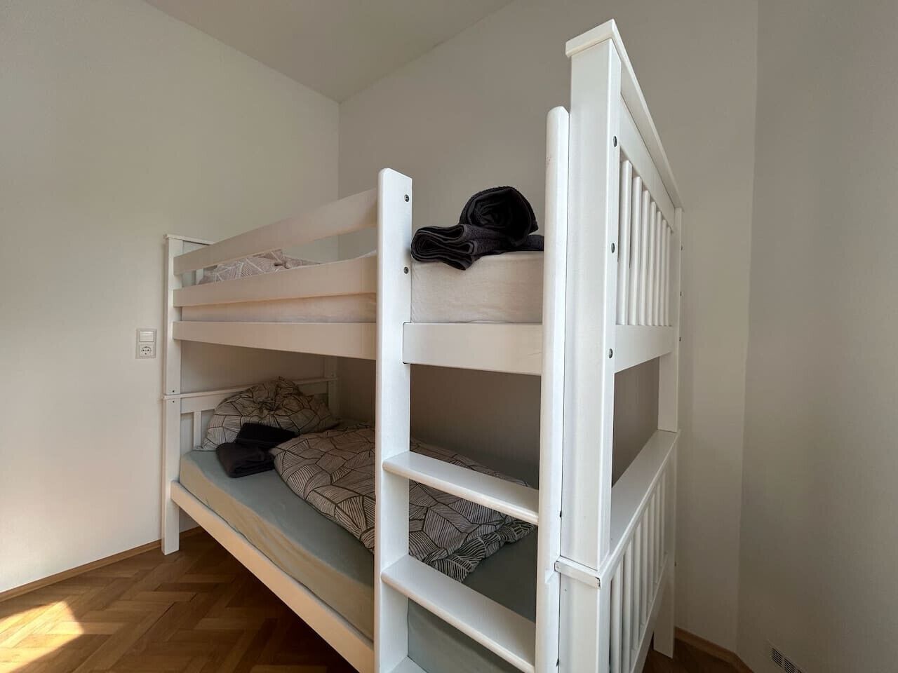 Un lit superposé composé d’un lit inférieur et d’un lit supérieur, tous deux dotés de draps à motifs.