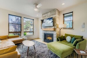 Smart TV, fireplace