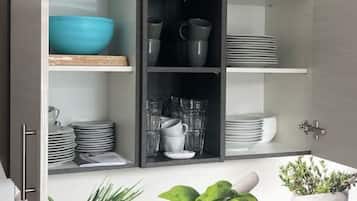 Kühlschrank, Mikrowelle, Herdplatte, Geschirrspüler