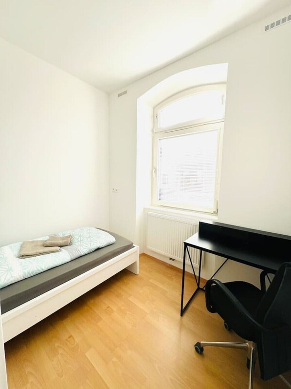 Een bureau, een strijkplank/strijkijzer, wifi, beddengoed