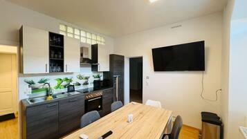 Kühlschrank, Mikrowelle, Herdplatte, Geschirrspüler