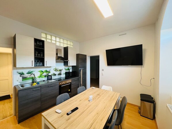 Fridge, microwave, stovetop, dishwasher