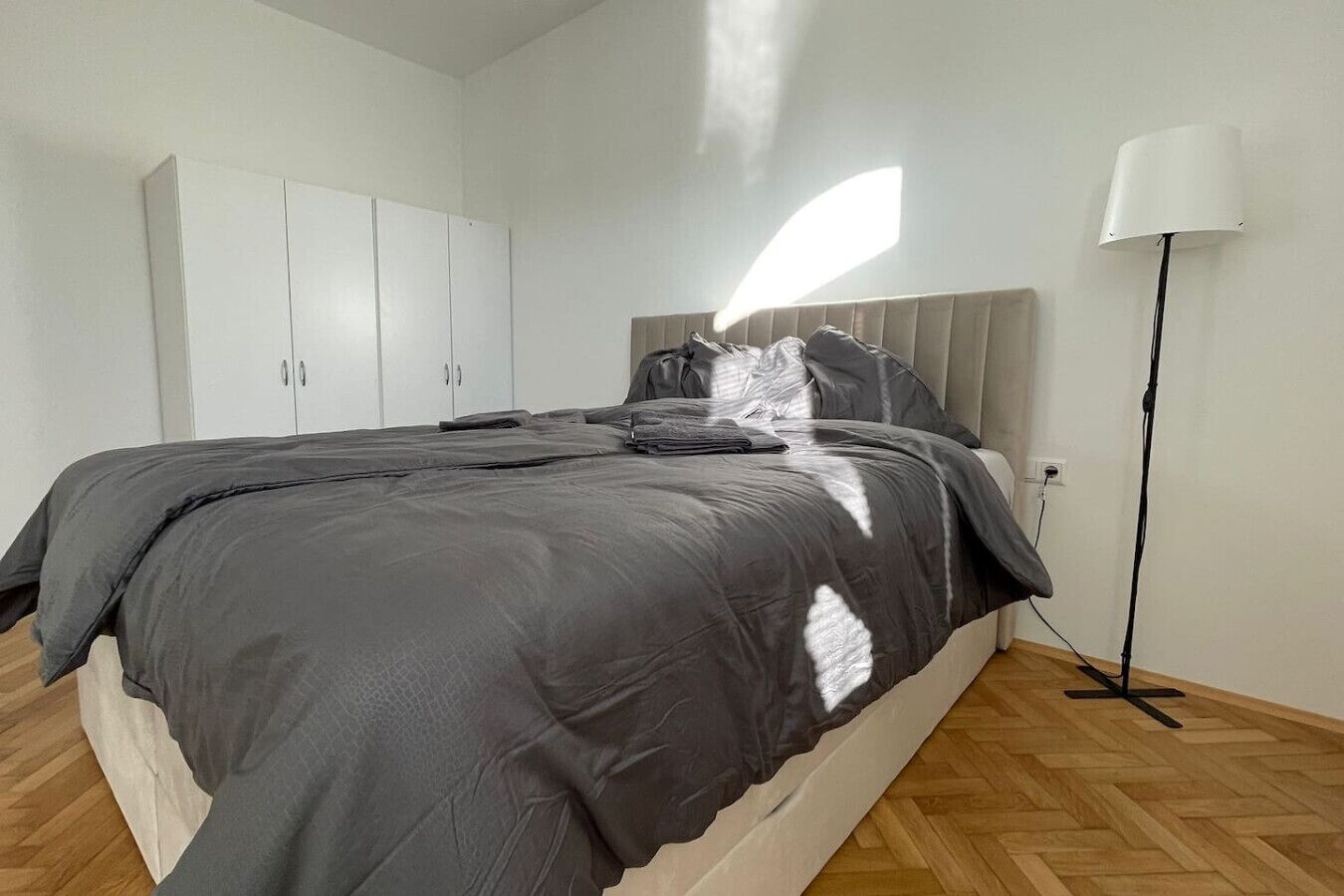 3 dormitoris, escriptori, planxa i posts de planxar i wifi 