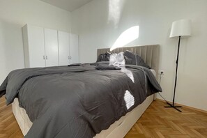 3 slaapkamers, een bureau, een strijkplank/strijkijzer, wifi