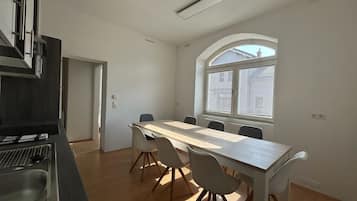 Jääkaappi, mikroaaltouuni, liesi, astianpesukone