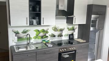 Køleskab, mikrobølgeovn, kogeplade, opvaskemaskine