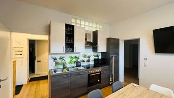 Kühlschrank, Mikrowelle, Herdplatte, Geschirrspüler