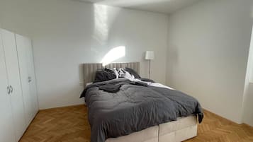 3 habitaciones, escritorio, tabla de planchar con plancha y wifi