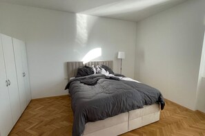 3 bedrooms, desk, iron/ironing board, WiFi