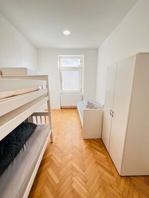 1 soverom, skrivebord, strykejern/-brett og wi-fi (inkludert)