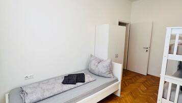 Escritorio, tabla de planchar con plancha, wifi gratis y ropa de cama