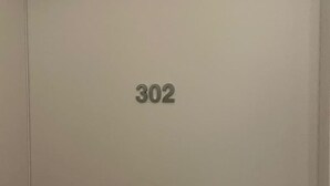 Una puerta cerrada con el número 302.